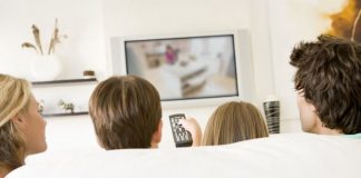 familia-assistindo-serie-smart-tv