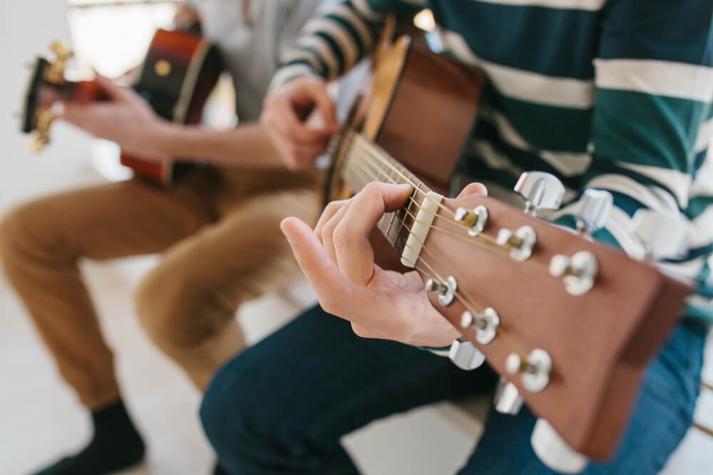 Aprenda a tocar violão com estes 5 passos
