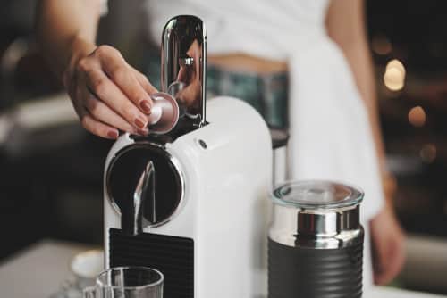 Confira abaixo um passo a passo de como usar cafeteira em cápsula. Confira abaixo um passo a passo de como usar cafeteira em cápsula.