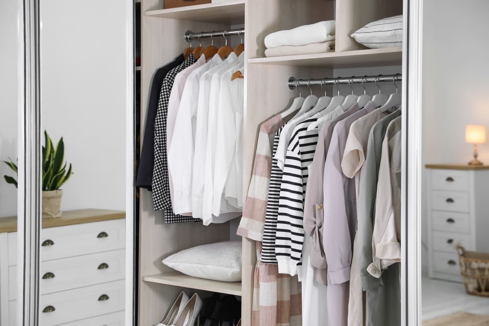 Como organizar guarda roupa pequeno