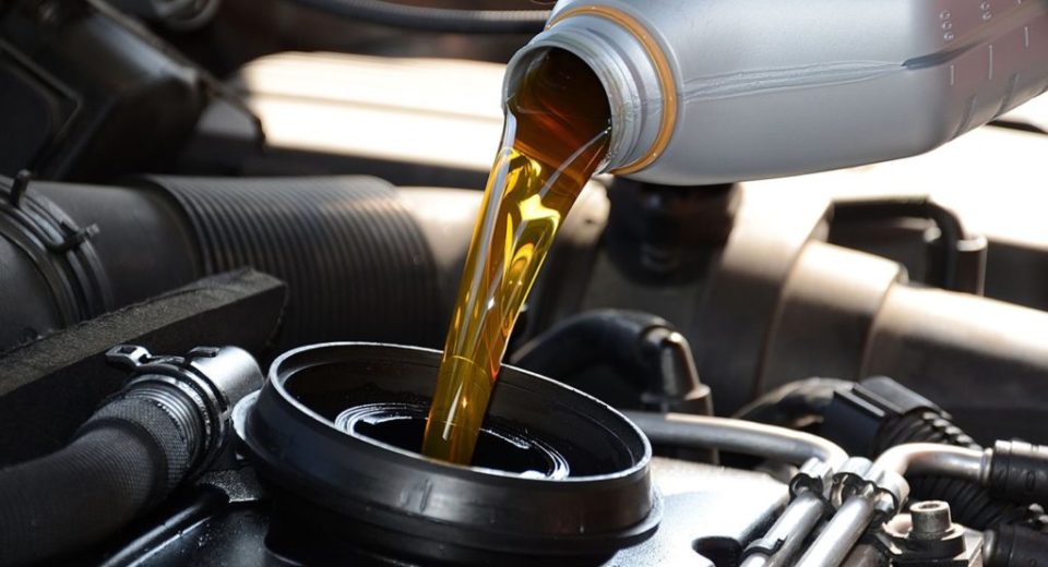 Completar o óleo do carro pode fundir o motor