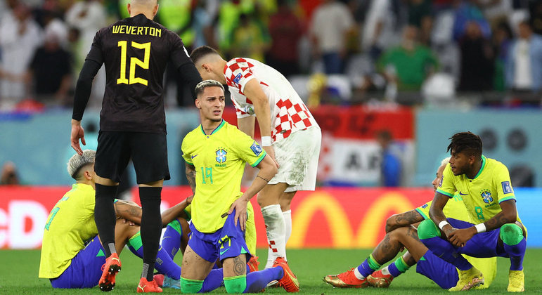 Jogadores do brasil choram pelo campo na derrota pela croácia