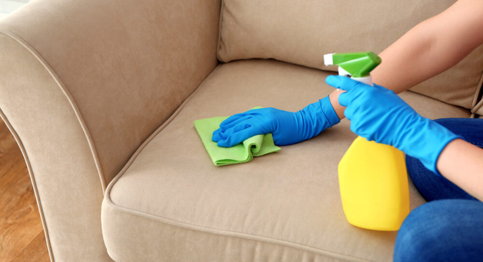 Como limpar e manter o sofá da sua casa