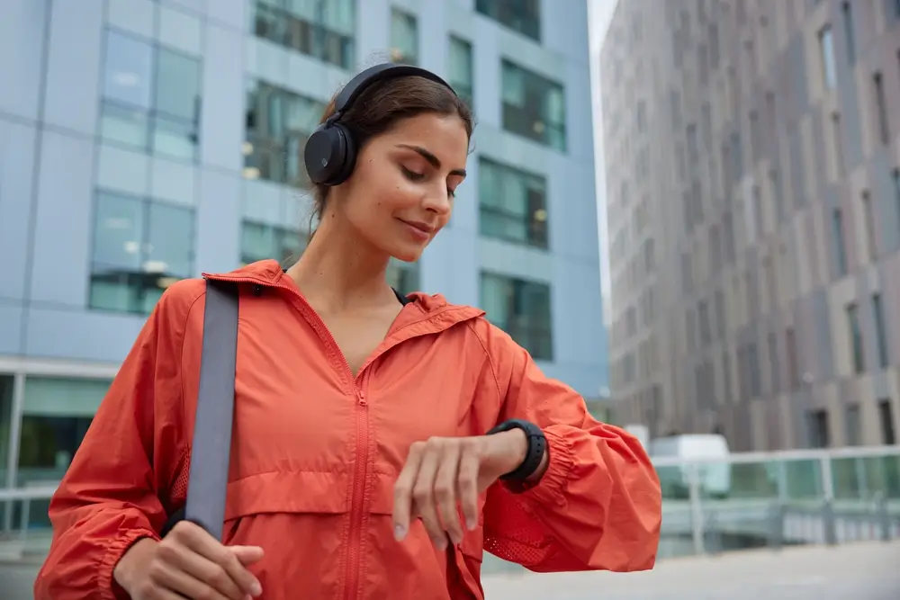 Mulher utilizando smartwatch feminino no seu dia a dia
