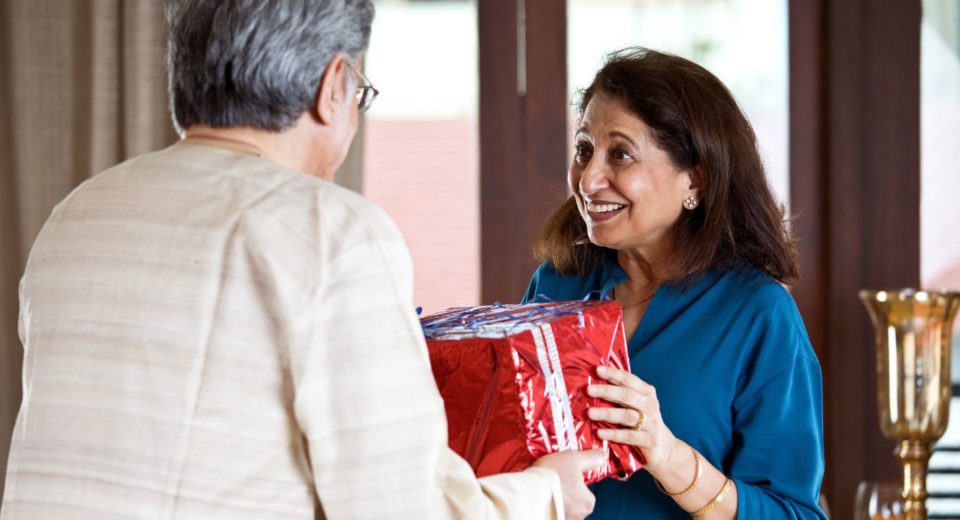 Cansou de ouvir reclamação ou não acertar ou sem ideia de presente para esposa? Trouxemos sugestões que ela vai amar e se sentir querida.