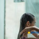 mulher utilizando um chuveiro bom e potente