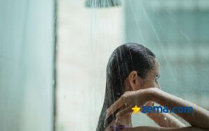 mulher utilizando um chuveiro bom e potente