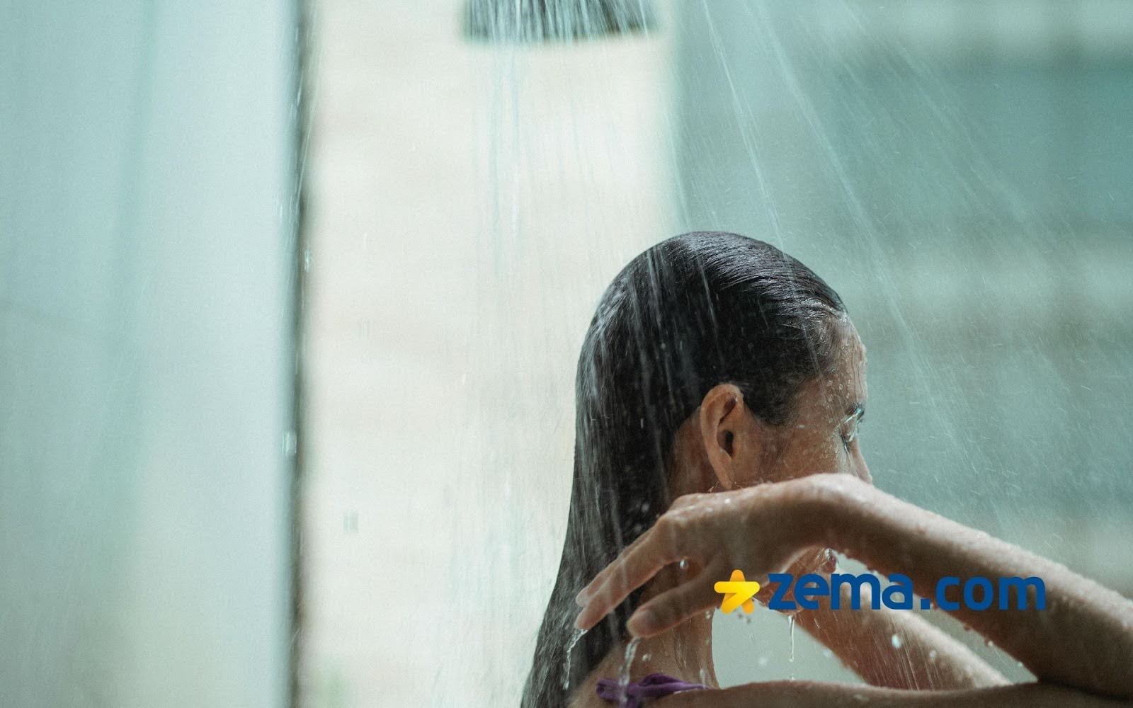 mulher utilizando um chuveiro bom e potente