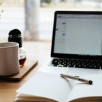 mesa de estudos com o notebook lenovo bom
