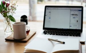 mesa de estudos com o notebook lenovo bom