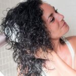 mulher utilizando um dos melhores secadores de cabelo